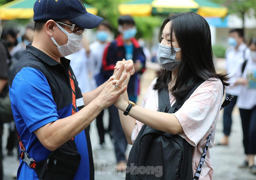 Hà Nội dẫn đầu về điểm 10, Ba thí sinh đạt điểm tuyệt đối Ngữ văn ở tỉnh nào?