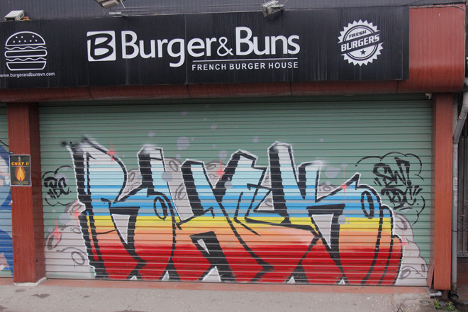 Bức xúc vì người ngoại quốc vẽ bậy giữa đêm giao thừa