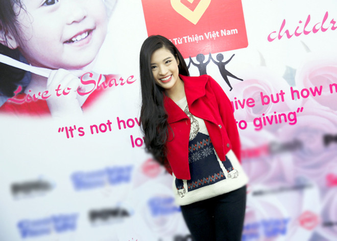 Phan Hoàng Thu đi từ thiện sau án phạt thi hoa hậu 'chui'