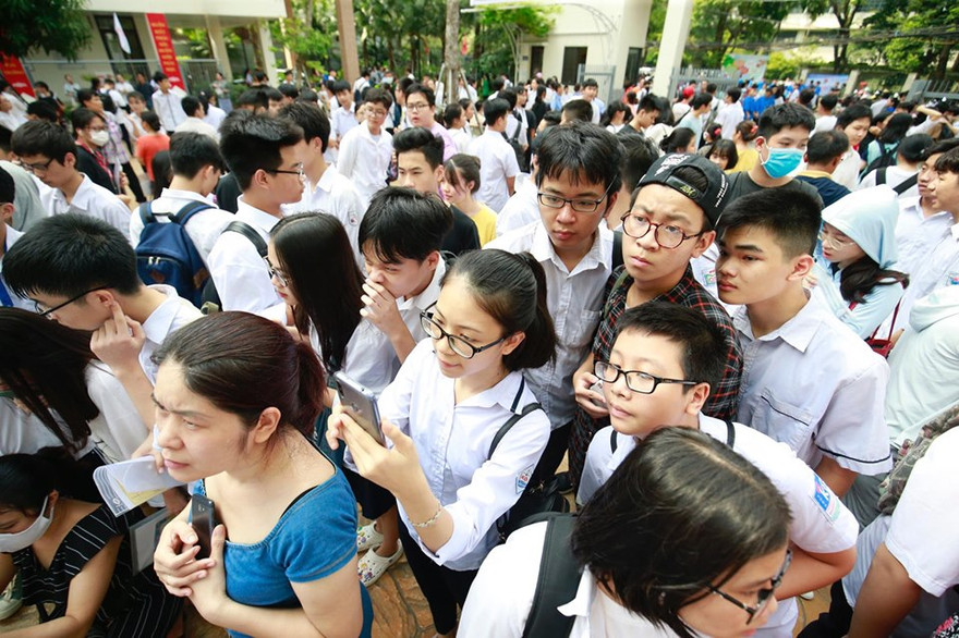 Thí sinh dự thi vào lớp 10 xem số báo danh, phòng thi tại điểm trường THPT Khương Đình, Hà Nội. Ảnh Như Ý