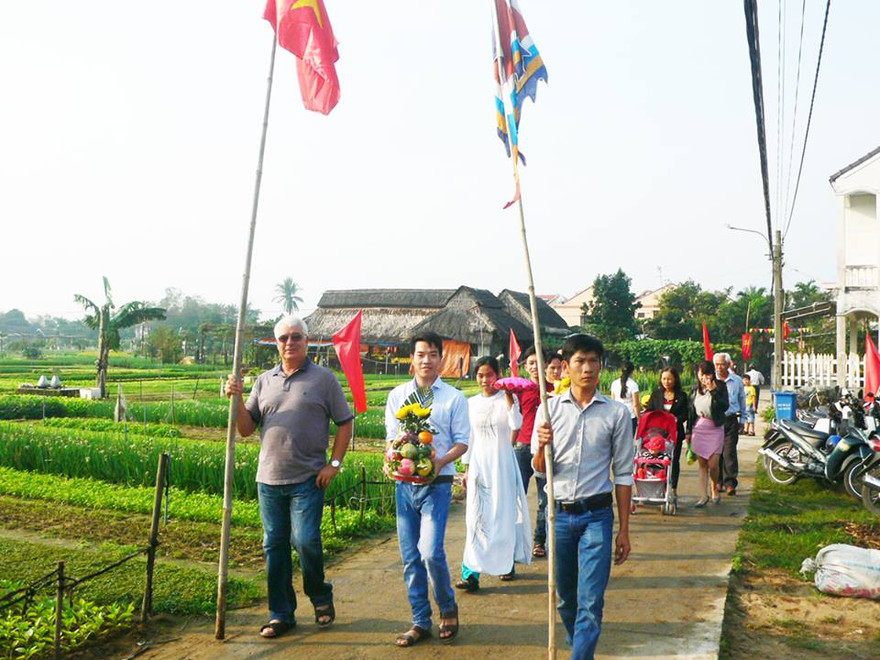 Năm nay, nhiều người nước ngoài tham gia đoàn rước của các xóm.