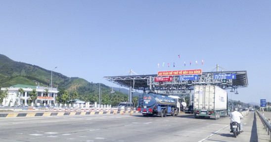 Trạm thu phí BOT Bắc Bình Định bị buộc dừng thu phí từ 10 giờ ngày 29/10.