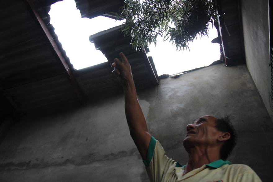 Ông Nguyễn Mậu Quất, 60 tuổi, trú thôn Tú Sơn 1, xã Đức Lân, huyện Mộ Đức vẫn chưa hết bàng hoàng- ảnh Nguyễn Ngọc 