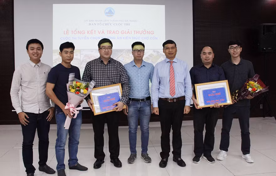 BTC trao 2 giải nhì cho phương án của của Công ty CP Kiến trúc xây dựng Nhà Vui và Công ty TNHH Tư vấn Đại học Xây dựng 