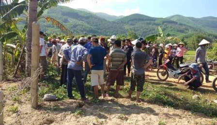 Người dân địa phương theo dõi sự việc.