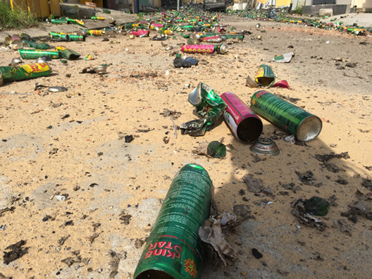 Hàng ngàn chai thuốc xịt muỗi bị phát nổ, văng khắp nơi. Ảnh: Tr.Định