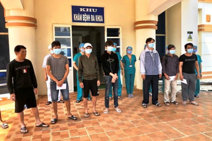 8 ngư dân trên tàu cá QNg 90617TS bị Trung Quốc đâm chìm được Trung tâm Y tế huyện Bình Sơn cấp giấy xác nhận hoàn thành thời gian cách ly theo quy định để phòng dịch Covid-19. Ảnh: H.V 