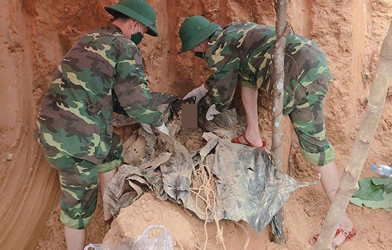 Cất bốc hài cốt liệt sĩ tại xã Ba Nang, ảnh PXD