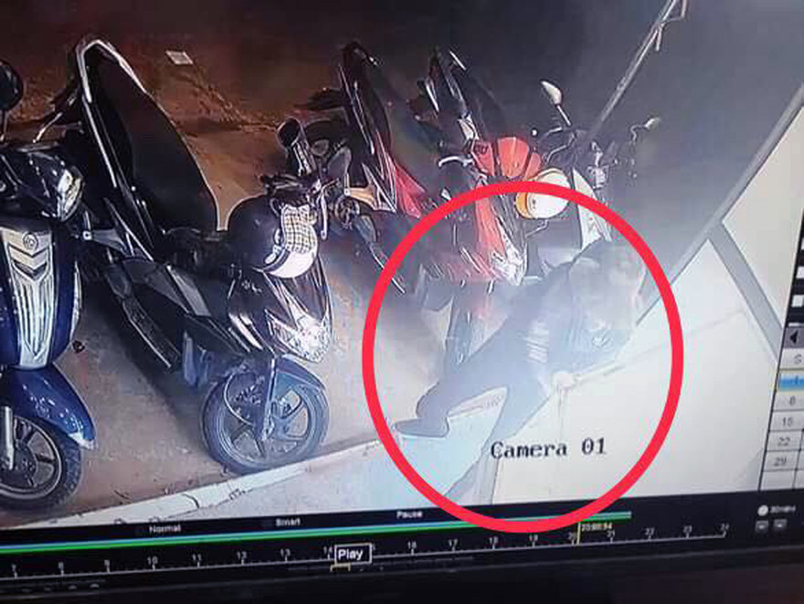 Hình ảnh kẻ cướp dùng búa đập vỡ tủ kính tiệm vàng được camera an ninh của tiệm vàng ghi lại. Ảnh T.M