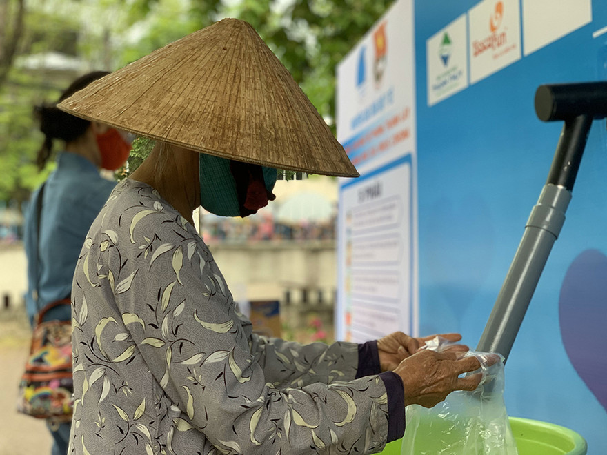 Gạo tình thương của cựu học sinh trung học Trần Quốc Tuấn đến với người nghèo - ảnh Nguyễn Ngọc 