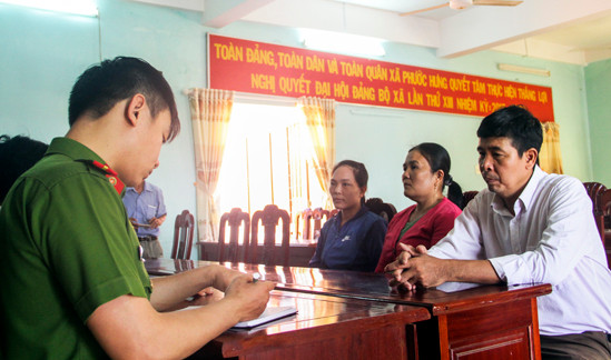 Công an xã Phước Hưng tiến hành các thủ tục để phân chia số tài sản. Ảnh: Tr.Định