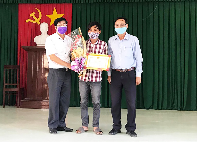 Lãnh đạo UBND xã Đức Nhuận trao tặng giấy khen cho anh Lư Ngọc Duy (giữa)- ảnh CTV