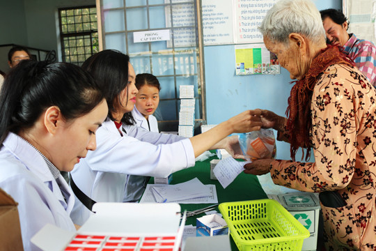 Các cụ già cao tuổi được khám bệnh và phát cấp thuốc miễn phí