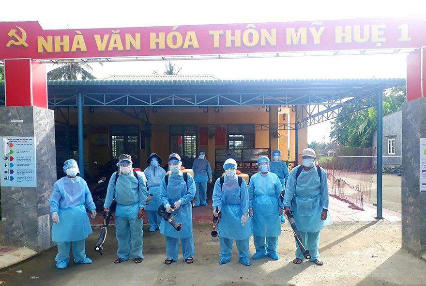 Lực lượng chức năng tiến hành phun thuốc tiêu độc khử trùng xung quanh khu vực nơi bệnh nhân 621 sinh sống- ảnh N.N