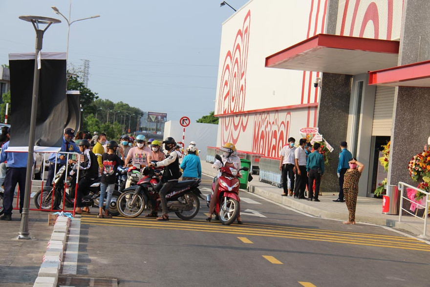  Sau 1 ngày khai trương, siêu thị đã bị buộc phải dừng hoạt động - ảnh N.N