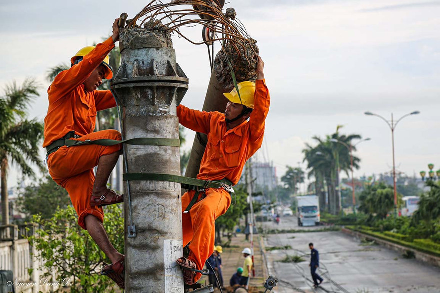 Hầu hết cột điện bị gãy do bão số 5 tại TT-Huế và miền Trung là cột bê tông thường - ảnh Nguyễn Đăng Đệ 