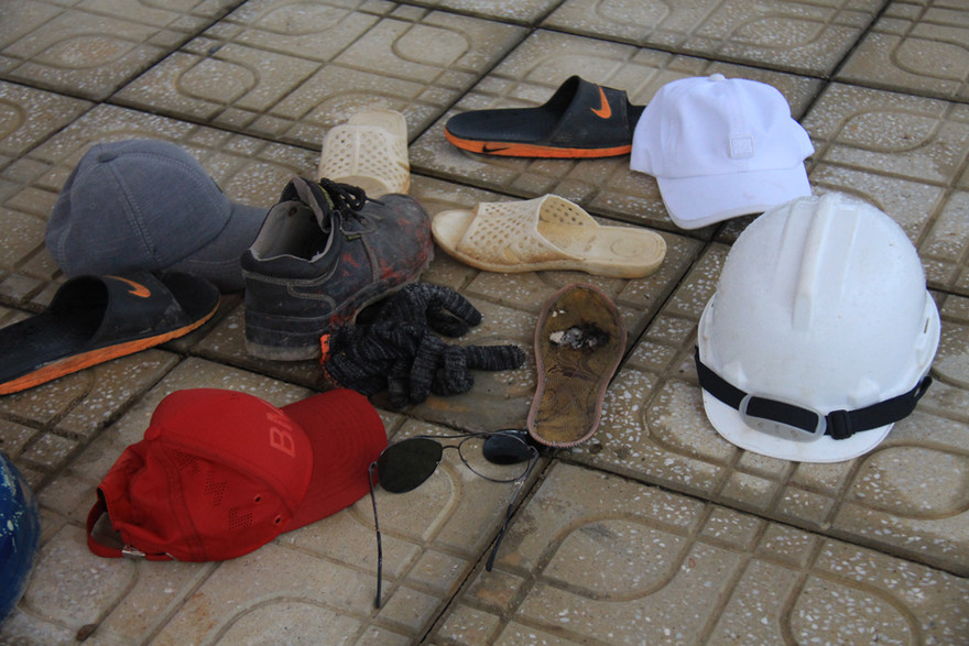 Vật dụng của các nạn nhân còn lại tại hiện trường - ảnh Nguyễn Ngọc 