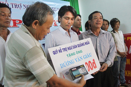 Quỹ hỗ trợ ngư dân Quảng Ngãi trao tiền hỗ trợ cho thuyền trưởng Ngô Văn Giàu năm 2013– ảnh tư liệu