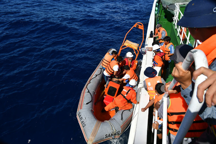 ảnh: Tàu 366 Hải quân tiếp cận đưa toàn bộ 6 ngư dân gặp nạn lên tàu an toàn - ảnh Xuân Hưởng 