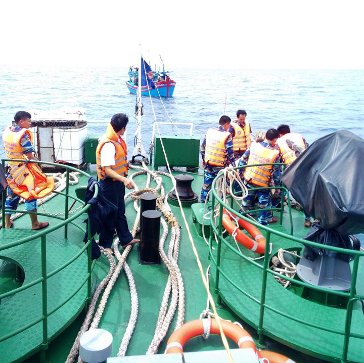 Lực lượng cảnh sát biển hỗ trợ tàu ngư dân gặp nạn ở Hoàng Sa - ảnh minh họa 