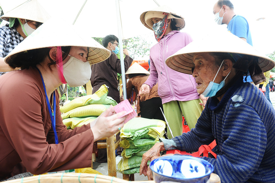 Phát phiếu cho bà con vào đổi hàng - ảnh Minh Quân 