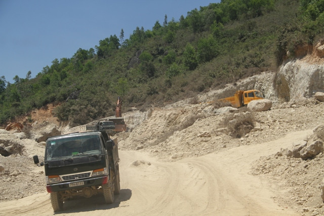  Công ty Bình Diễm đào núi Mò O trái phép. Ảnh: Tr.Định 