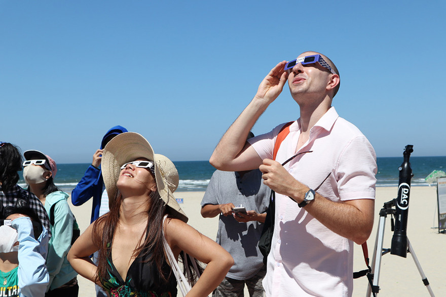 Người nước ngoài thích thú ngắm nhật thực cuối cùng của thập kỷ trên bãi biển Đà Nẵng trưa ngày 21/6/2020 - ảnh Bội Nhiên 