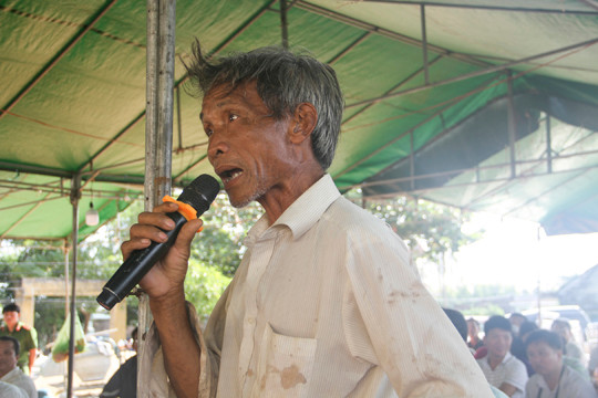 Người dân chất vấn Chủ tịch tỉnh Bình Định. Ảnh Tr. Đ