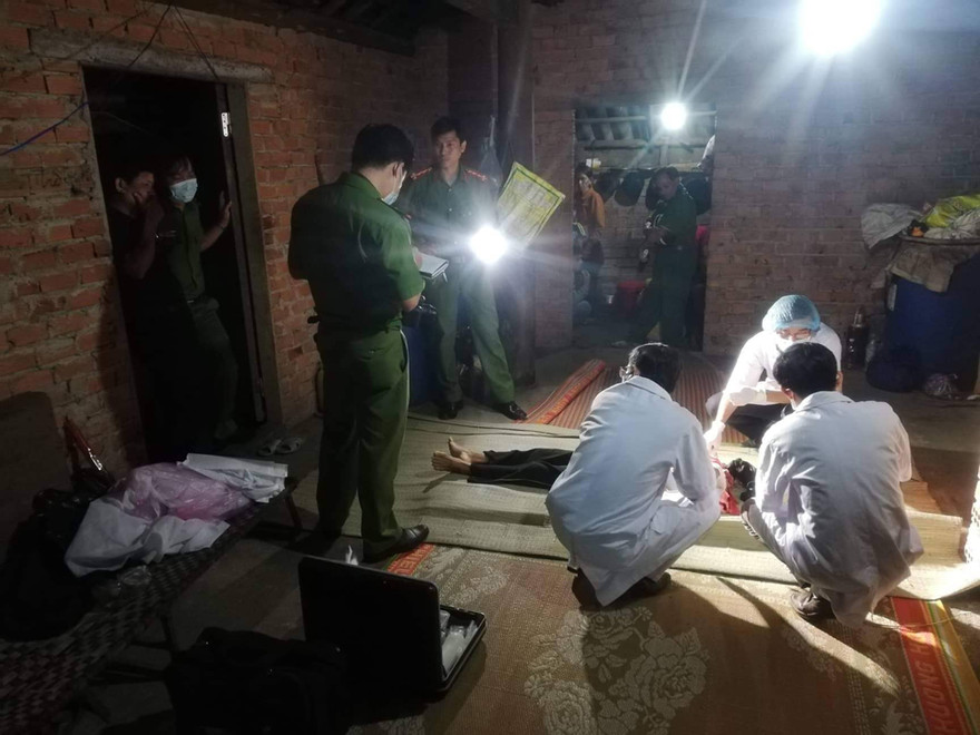 Cơ quan Công an tiến hành công tác khám nghiệm hiện trường, khám nghiệm tử thi. Ảnh Q.T