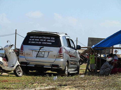 Chiếc xe ô tô chở công binh bị giữ lại cạnh bên lán trại. Ảnh: Tr.Định