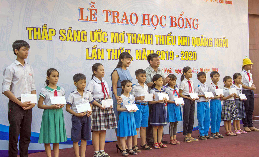 Tặng học bổng cho các em học sinh nghèo học giỏi 