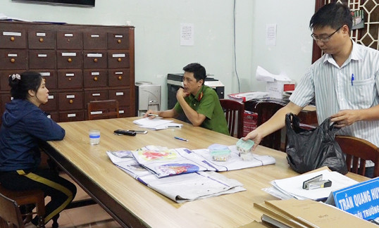 Công an làm việc với đối tượng và tang vật