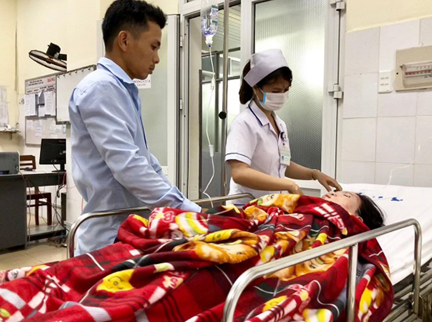 Chị K. đang được điều trị tại bệnh viên đa khoa Quảng Ngãi - ảnh N.N