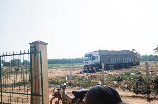 Một số người kéo đến chặn trước đầu xe không cho xuất dưa ra khỏi ruộng - Ảnh. Tr.Định