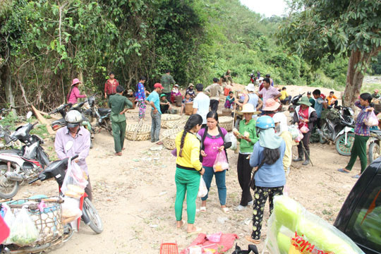 Khung cảnh nhộn nhịp người bán, người mua của phiên “chợ giữa rừng”. Ảnh: Tr. Định