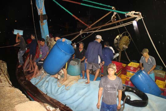 Những chiếc phuy đựng nước, can nhựa đã cứu sống ngư dân gặp nạn trên biển - ảnh Tr. Định 