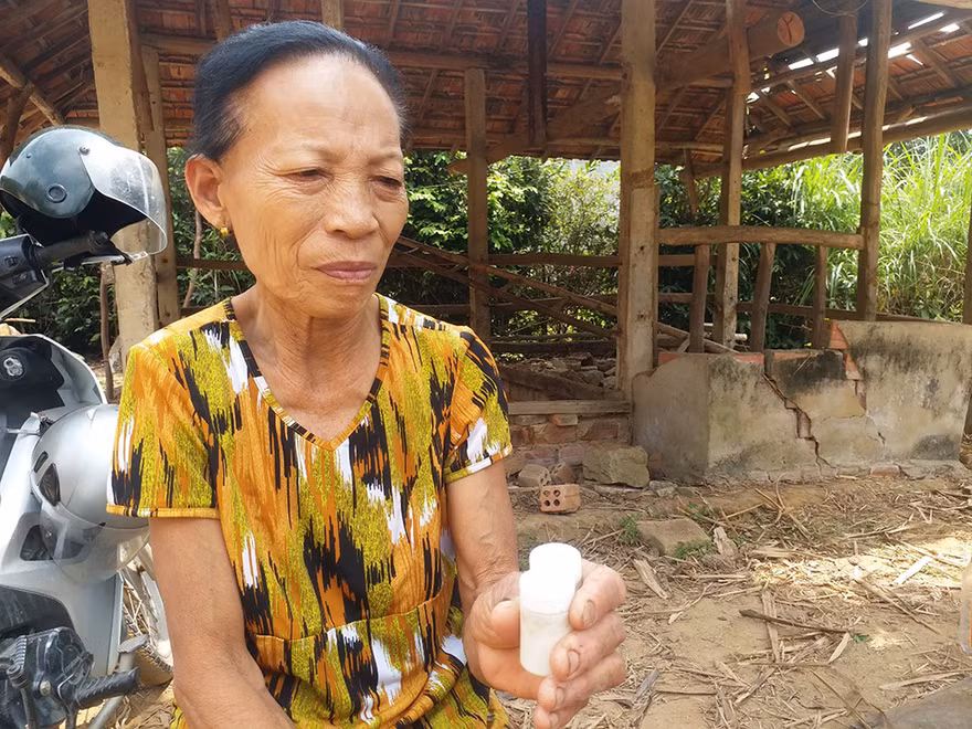Bà Nhi nói bà ăn chay niệm Phật và xoa thuốc của "thần y" nhưng bệnh vẫn như cũ - ảnh Nguyễn Ngọc 