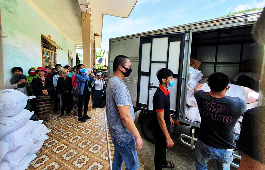 Các phần quà được chuyển đến tay đồng bào gặp khó khăn tại huyện miền núi Đông Giang 