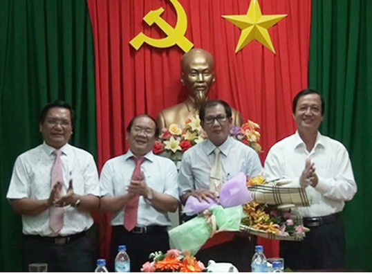 Ông Phan Văn Hiếu - thứ 2 bên phải qua - thời điểm nhận chức Phó Bí thư huyện ủy