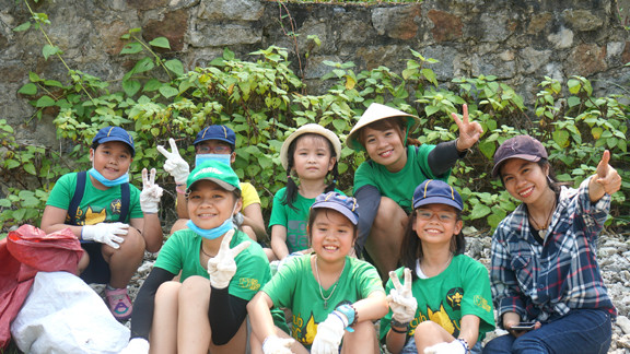 Nụ cười của các em học sinh và thành viên nhóm SASA khi ..nhặt rác. Ảnh: V.T