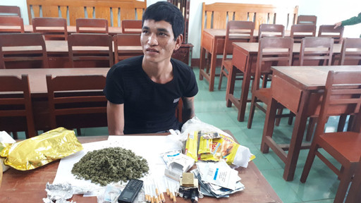 Đối tượng Trương Đình Thắm bị Đồn Biên phòng Lý Sơn bắt giữ cùng tang vật