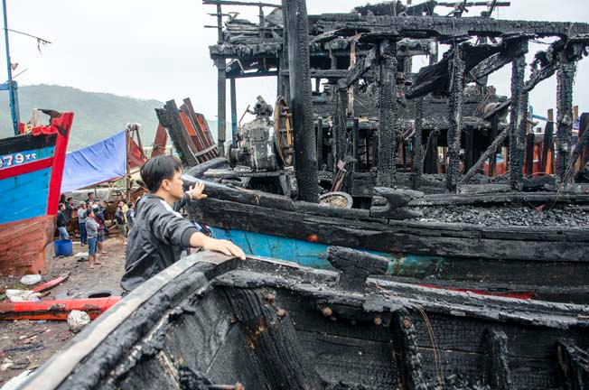 Tàu cá công suất lớn biến thành ụ than củi