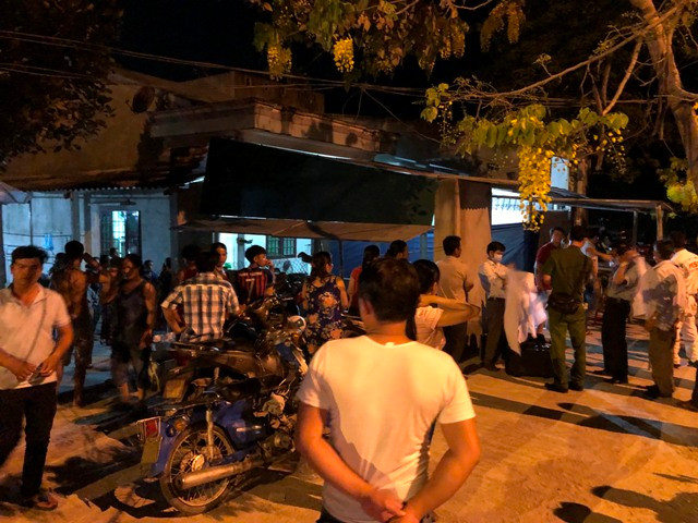 Đông đảo người dân theo dõi Công an khám nghiệm hiện trường. Ảnh CTV