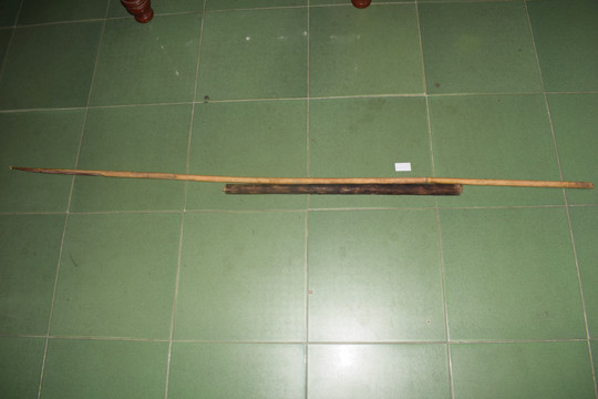 Khúc nứa Đệ dùng để đâm chết bà Dung - ảnh Nguyễn Ngọc 