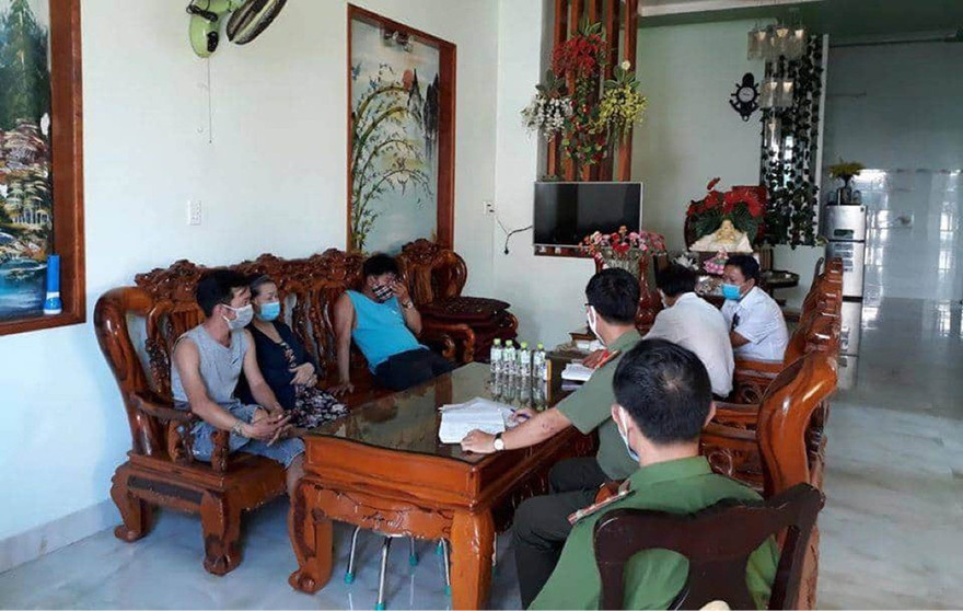 Công an Quảng Ngãi làm việc với người nhà xe Thanh Hường - ảnh Thiên Quỳ Tử