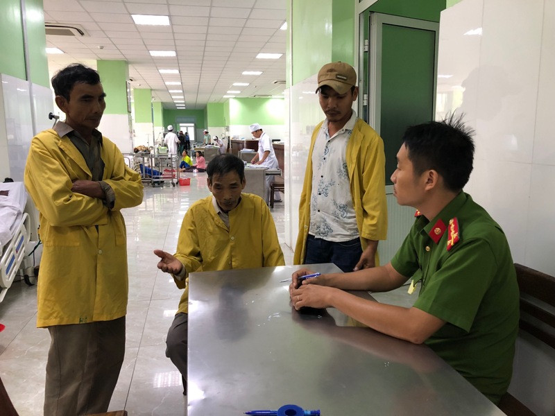 Cơ quan công an tiến hành làm việc với người nhà bệnh nhân. Ảnh M.Q