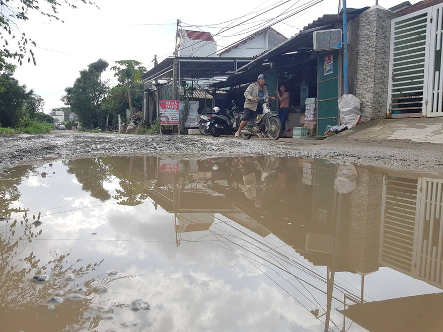 Đường dân sinh nhà thầu Trung Quốc mượn để thi công cao tốc nay xuống cấp nghiêm trọng nhưng vẫn chưa được hoàn trả - ảnh Nguyễn Ngọc 