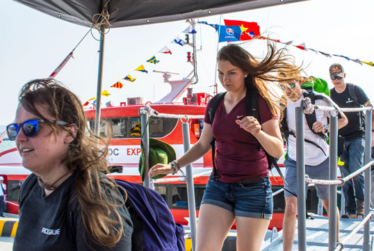 Nữ quân nhân tàu USS Carl Vinson lên bờ mua sắm và dạo chơi thành phố Đà Nẵng - Ảnh: Văn Chương 