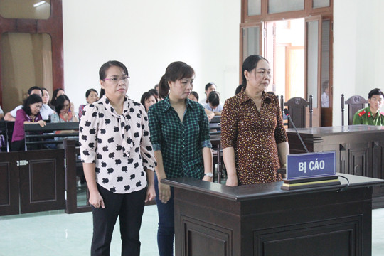 Các bị cáo nghe công bố cáo trạng