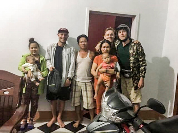 Ông Thành trao trả tài sản lại cho anh Rupert Toms. Ảnh: NVCC